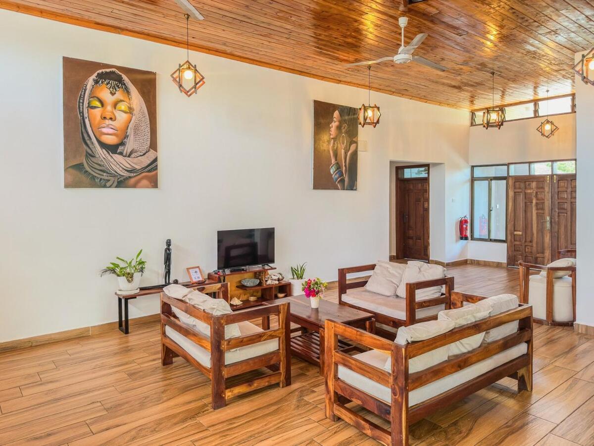 Private Backdoor Villa With Big Swimming Pool And Services Of Chef Included Diani Beach Exterior photo